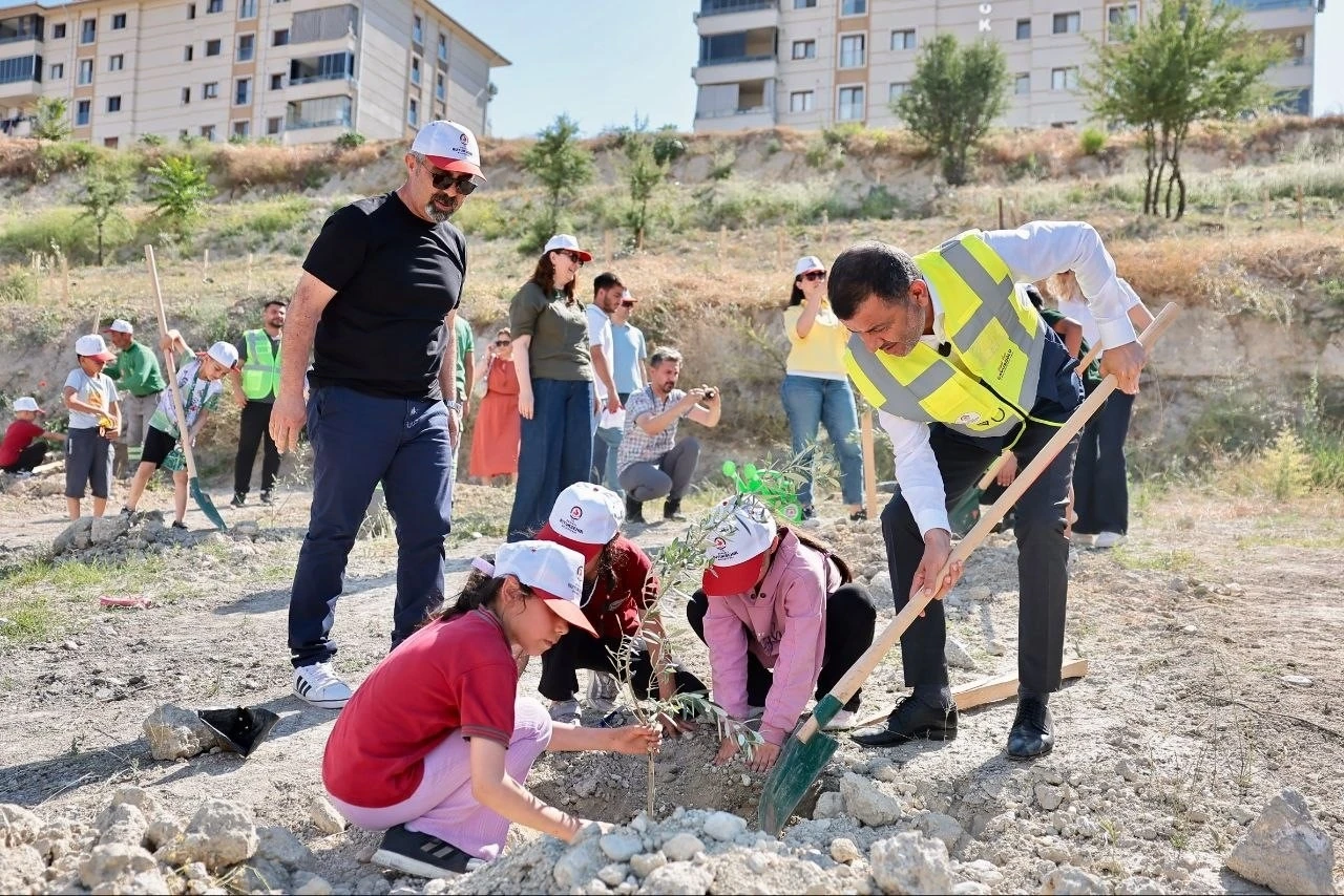 Doğayla buluşan &ccedil;ocuklar zeytin fidanlarıyla yeşile katkı yaptı
