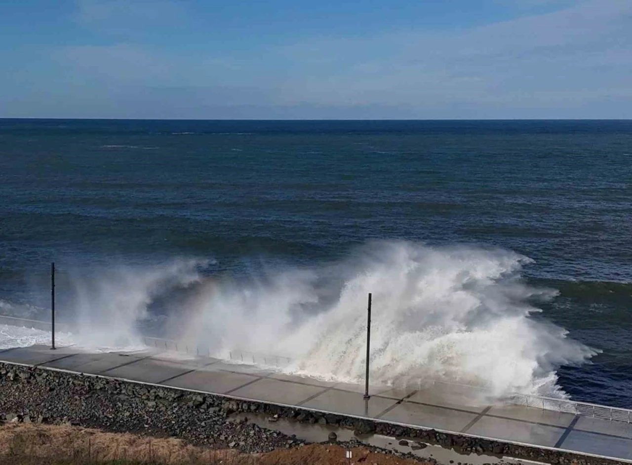 Doğu Karadeniz&rsquo;de fırtına uyarısı

