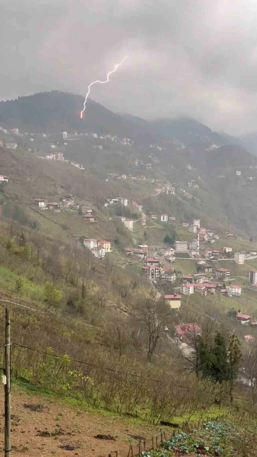 Doğu Karadeniz’de şimşekler cep telefonlarına yansıdı
