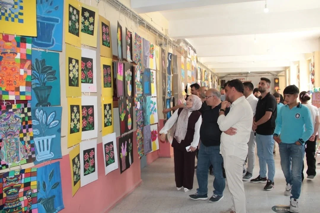 Doğubayazıt’ta öğrencilerin sanat yolculuğu sergiyle taçlandı
