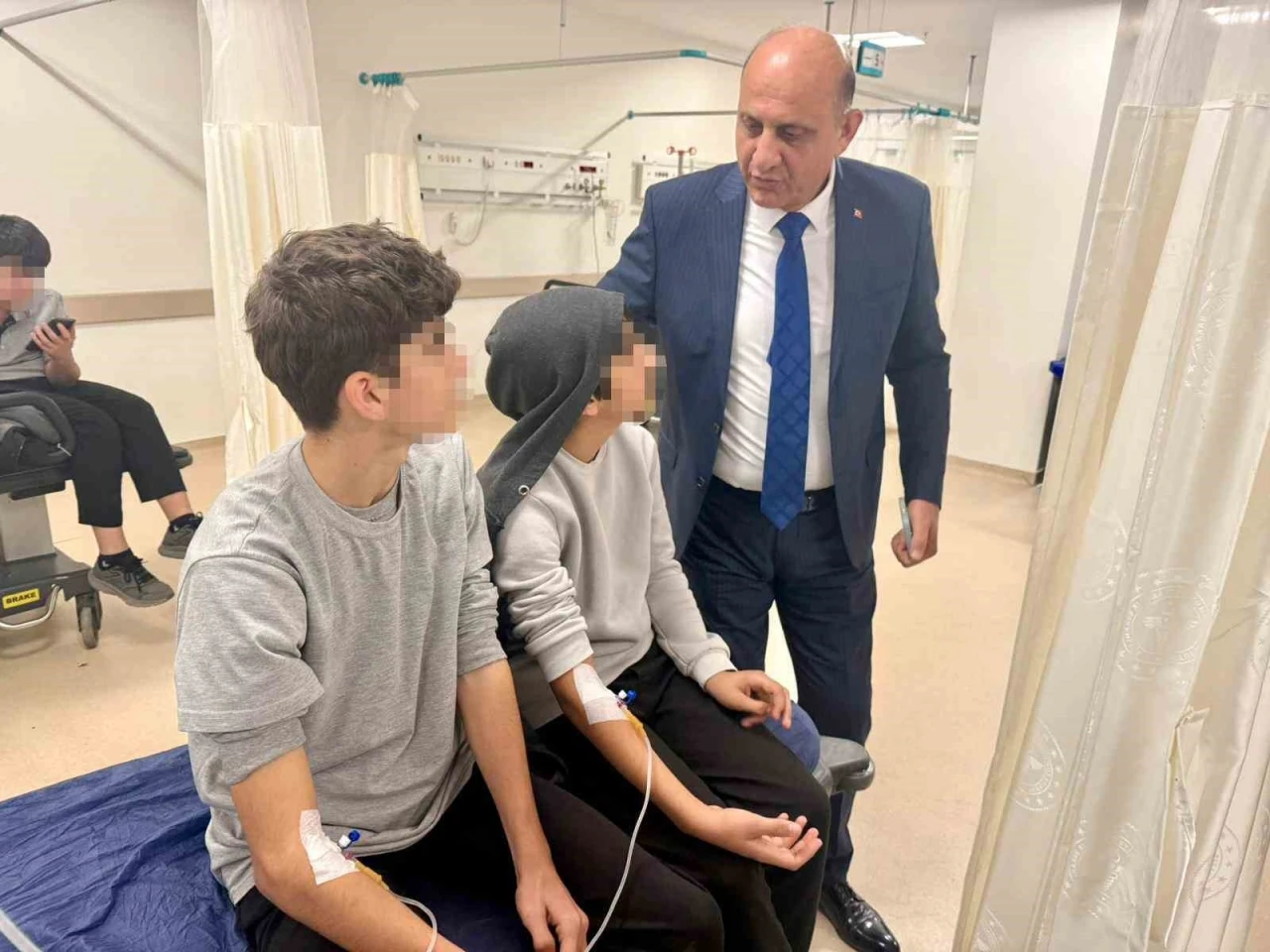 Doğum g&uuml;n&uuml; nedeniyle dağıtılan &ccedil;ikolataları yiyen 10 &ouml;ğrenci hastaneye kaldırıldı
