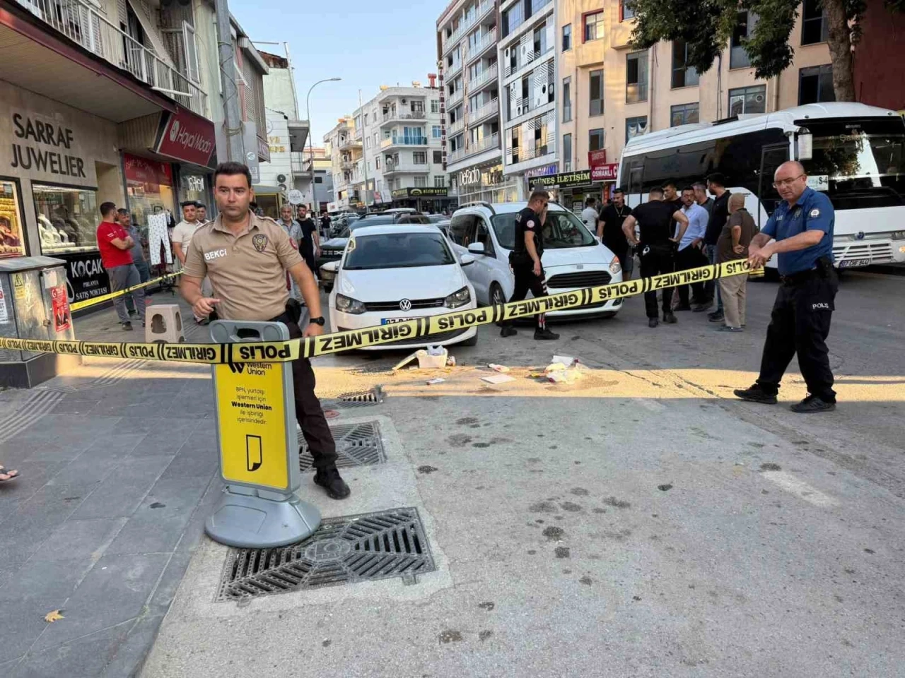 Doğum g&uuml;n&uuml; pastasıyla y&uuml;r&uuml;rken silahlı saldırıya uğradı
