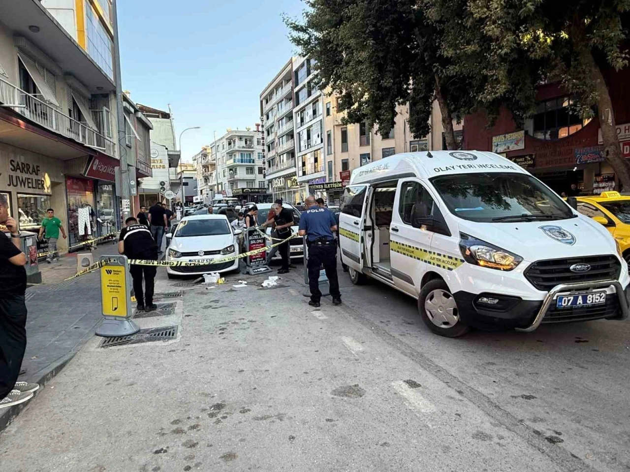 Doğum g&uuml;n&uuml;nde hayatının şokunu yaşadı: Pastayla yanına gelen kocası g&ouml;zleri &ouml;n&uuml;nde kurşun yağmuruna tutuldu
