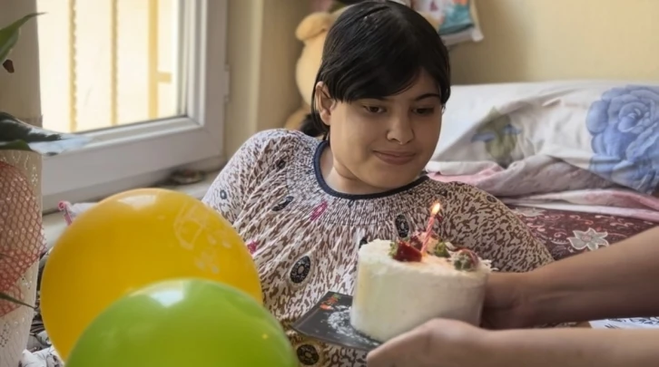 Doğuştan engelli evde bakım hastasına doğum günü sürprizi
