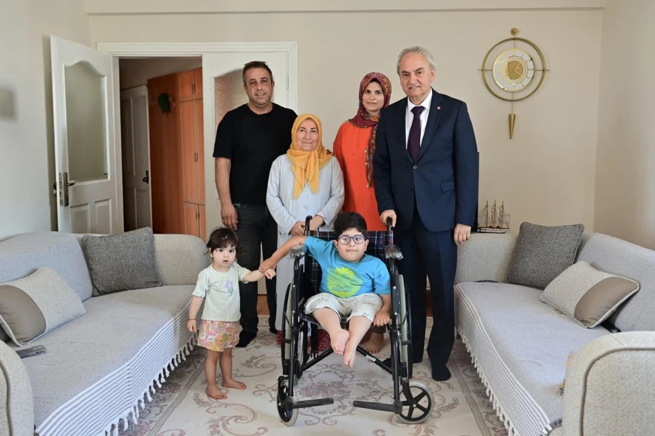 Doğuştan engelli Kerem&rsquo;in karne mutluluğu tekerlekli sandalye ile ta&ccedil;landı
