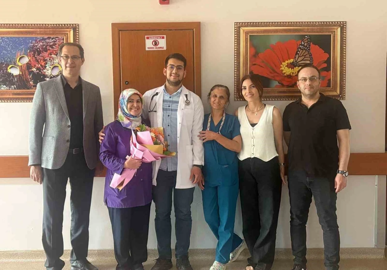 Doktor oğlundan hemşire anneye ’Anneler Günü’ sürprizi
