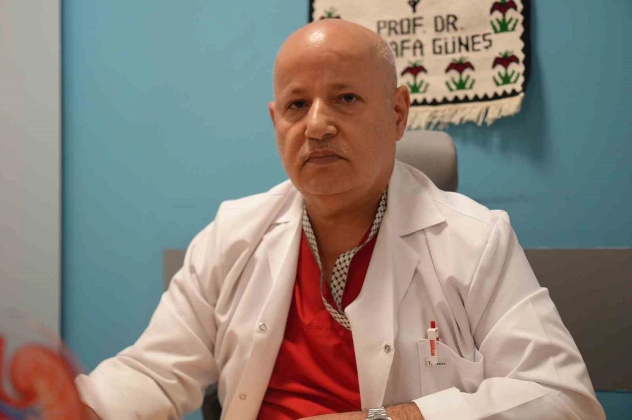 Doktorlar g&ouml;zlerine inanamadı: 1,5 yıl ertelediği ameliyatta karnından dev kitle &ccedil;ıktı
