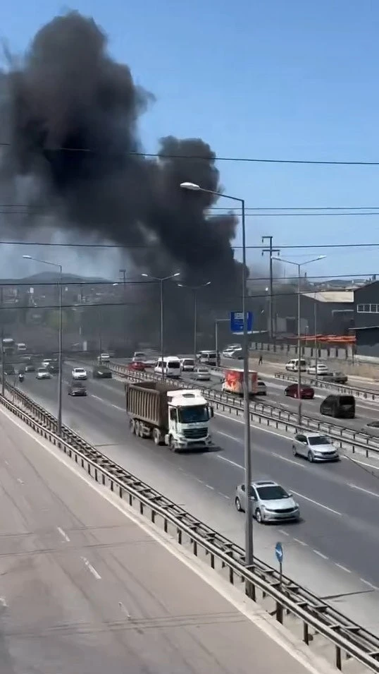 Döküm fabrikasında yangın: Gökyüzü siyah dumanla kaplandı

