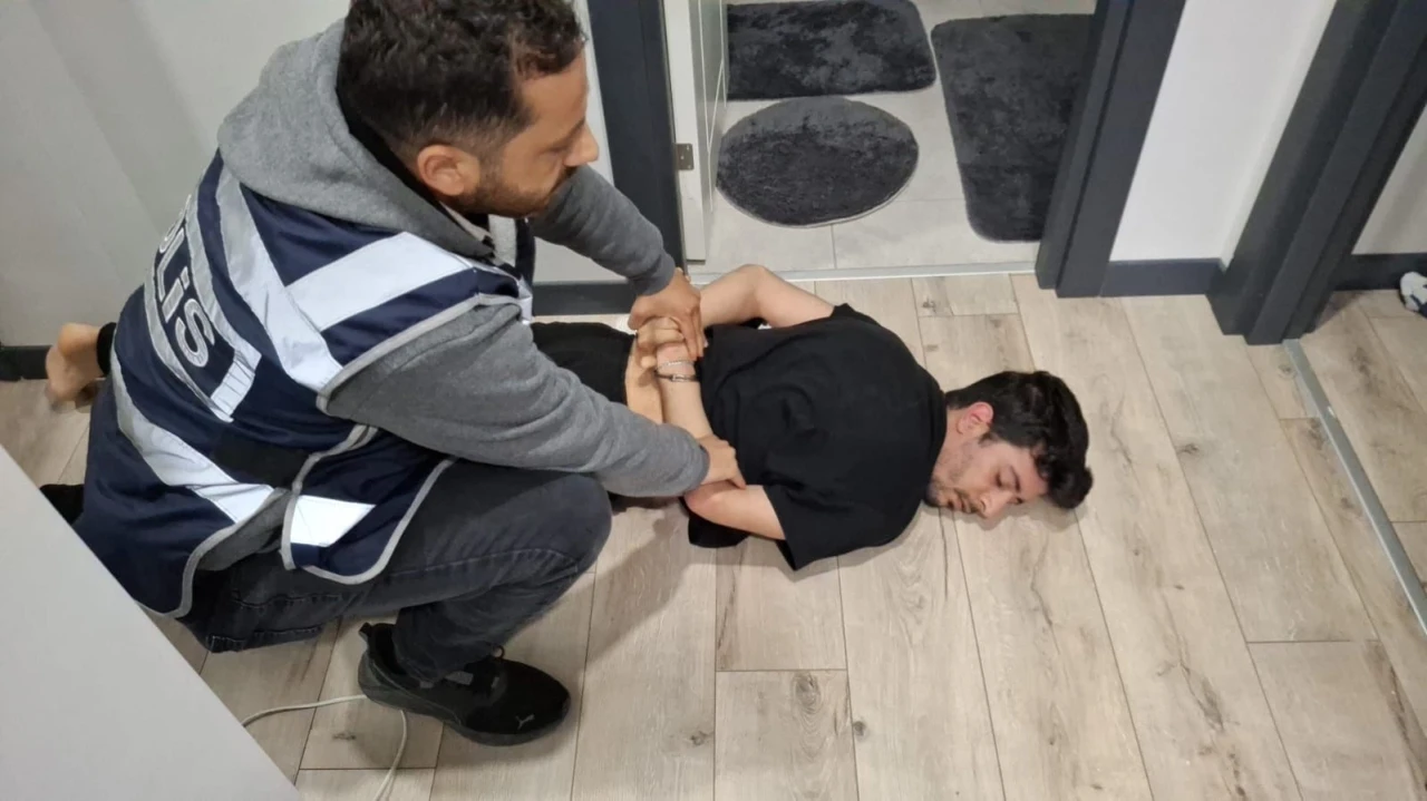 Dolandırıcı şebekesi böyle çökertildi... 12 kişinin tutuklandığı operasyon anı kamerada
