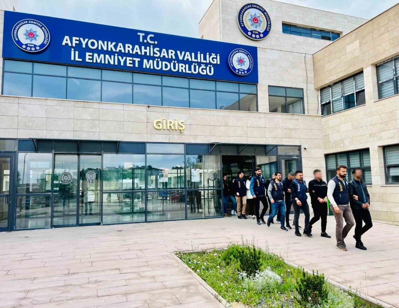 Dolandırıcılara yönelik operasyonda 12 kişi tutuklandı
