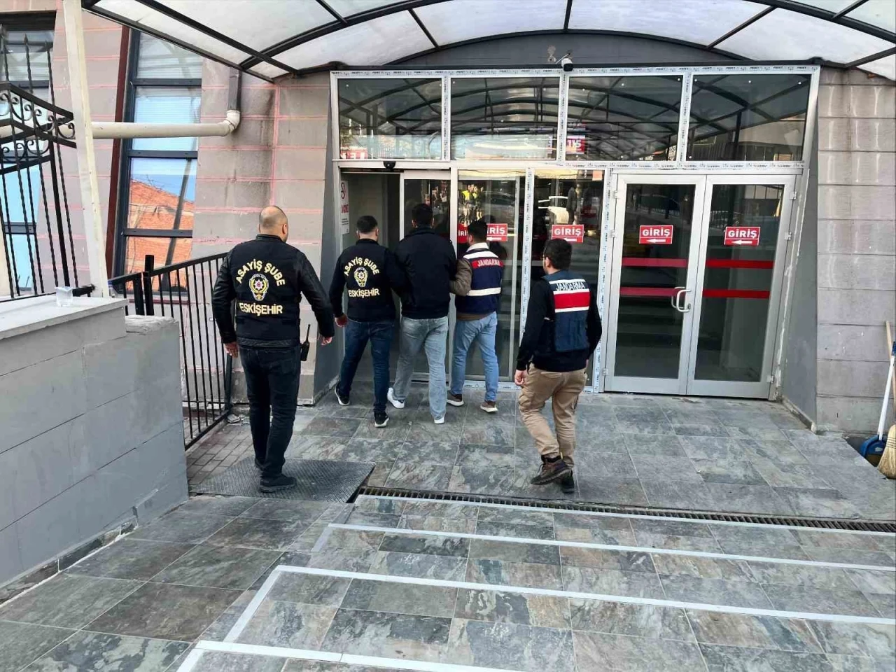 &rsquo;Dolandırıcılık&rsquo; su&ccedil;undan 19 yıl hapis cezası olan şahıs yakalandı
