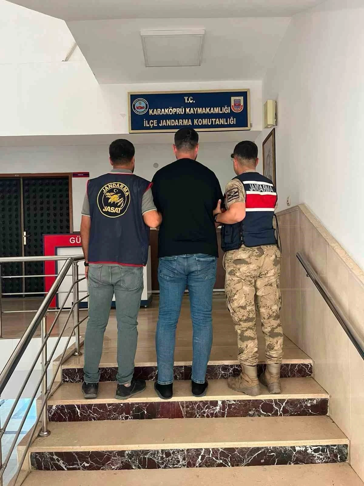 Dolandırıcılık su&ccedil;undan aranan şahıs yakalandı
