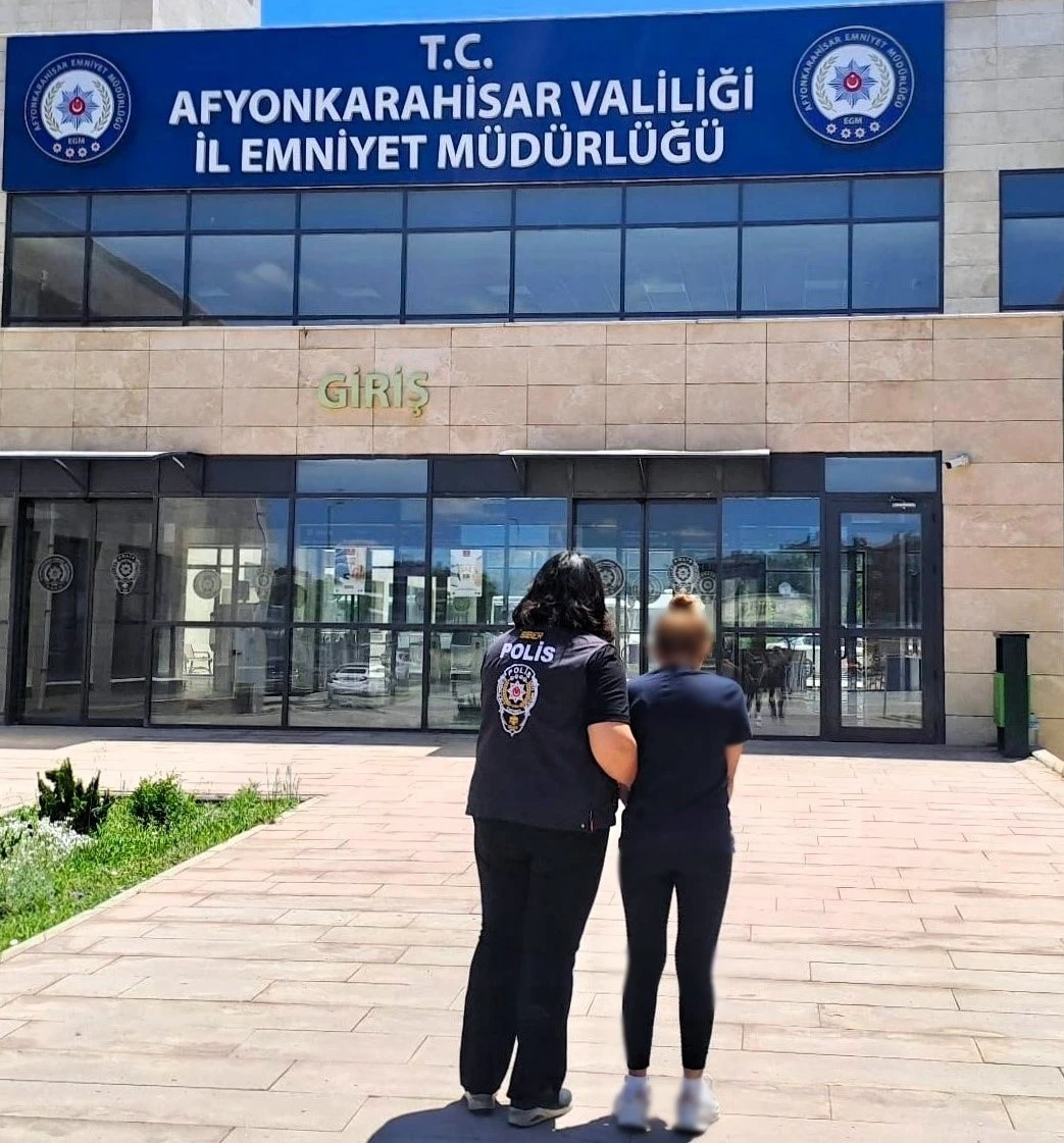 Dolandırıcılık suçundan aranan şahsı polis yakaladı
