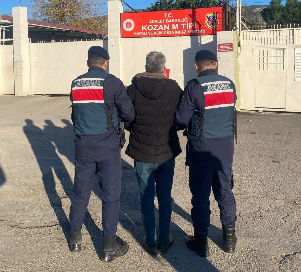 Dolandırıcılıktan 23 yıl hapis cezasıyla aranan h&uuml;k&uuml;ml&uuml; yakalandı
