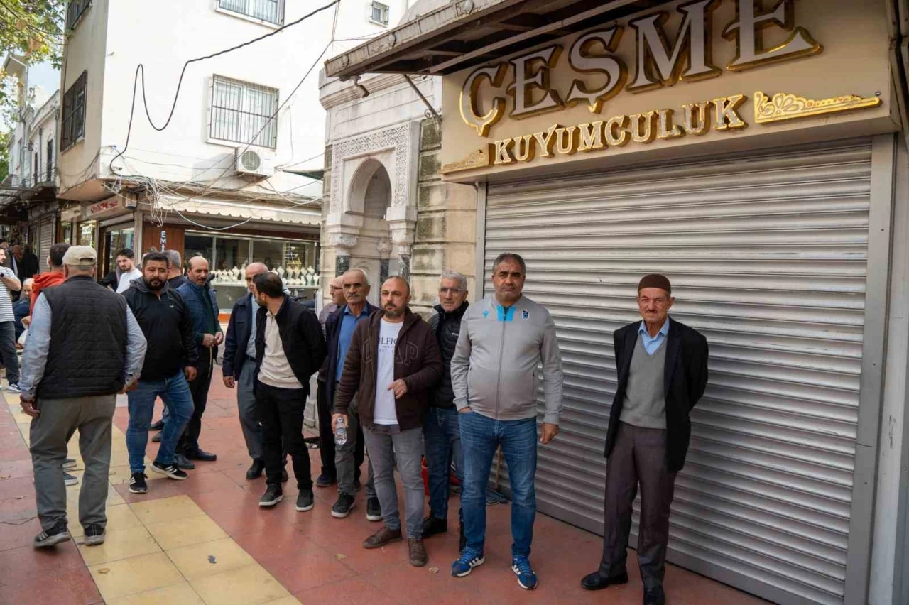 Dolandırıldıklarını iddia eden kuyumcu mağdurları dükkan önünde toplandı
