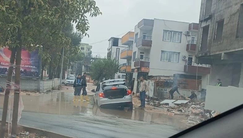 Dolgu yolda mahsur kaldı
