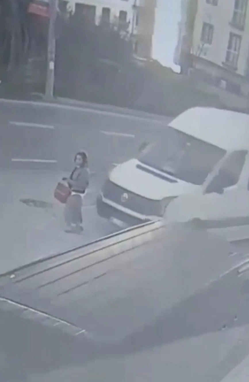 Dolmuş bekleyen kadın minib&uuml;s&uuml;n altında b&ouml;yle kaldı
