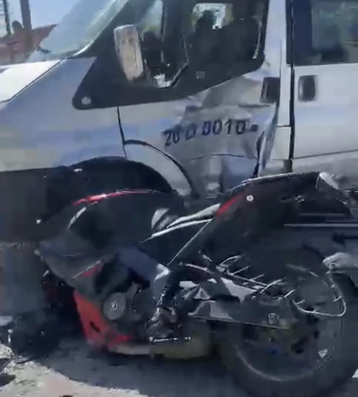 Dolmuşa yandan &ccedil;arpan motosikletin s&uuml;r&uuml;c&uuml;s&uuml; yaralandı
