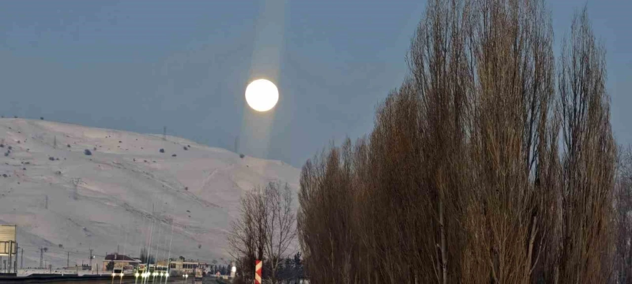 Dolunayın g&ouml;r&uuml;nt&uuml;s&uuml; b&uuml;y&uuml;ledi
