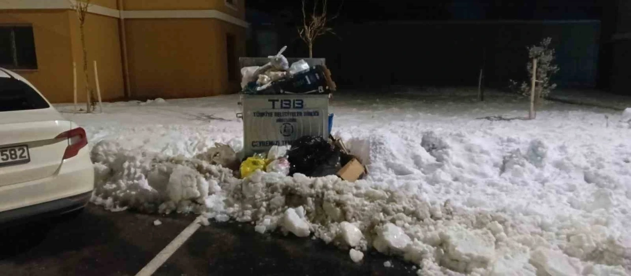 Dolup taşan &ccedil;&ouml;p konteynerleri tepkilere neden oluyor
