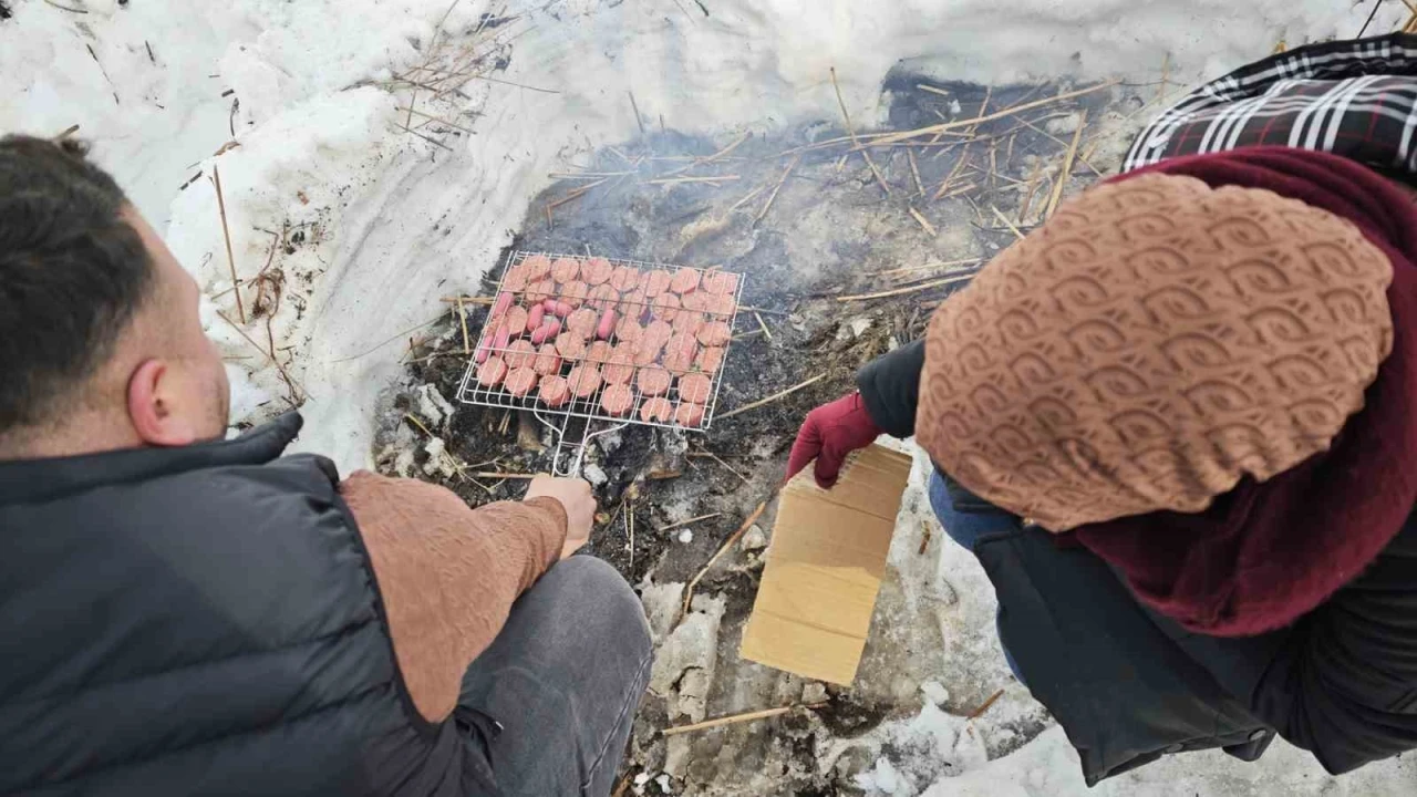 Donan Nazik G&ouml;l&uuml; &uuml;zerinde sucuk ekmek keyfi
