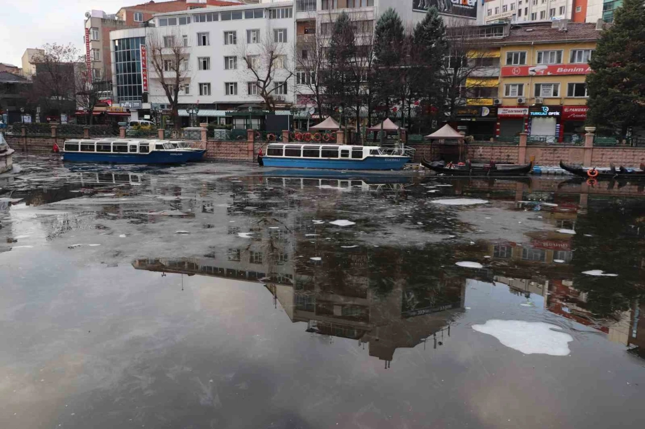 Donan Porsuk &Ccedil;ayı&rsquo;nın buzu erimeye başladı
