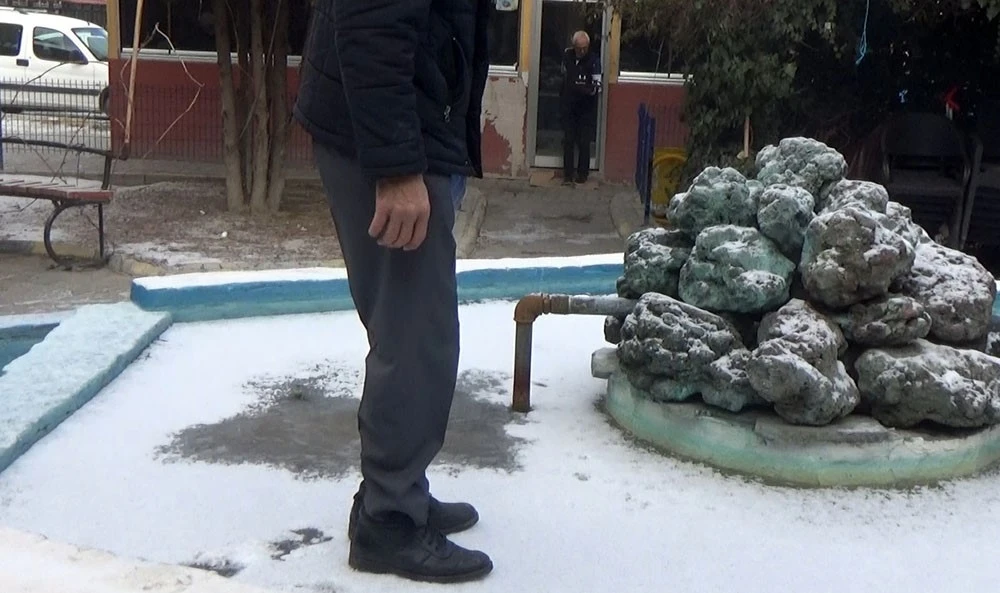 Donan s&uuml;s havuzunda kimisi gezdi, kimisi ise buzu &ccedil;eki&ccedil;le kırmaya &ccedil;alıştı
