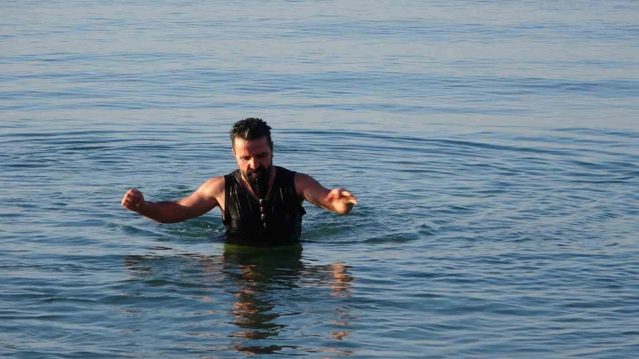 Dondurucu soğuğa meydan okudular: Van G&ouml;l&uuml;&rsquo;nde eksi 9 derecede y&uuml;zme mesaisi
