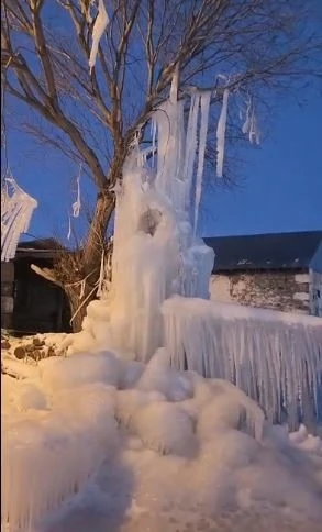 Dondurucu soğuklar su patlağını buz k&uuml;tlesine d&ouml;n&uuml;şt&uuml;rd&uuml;
