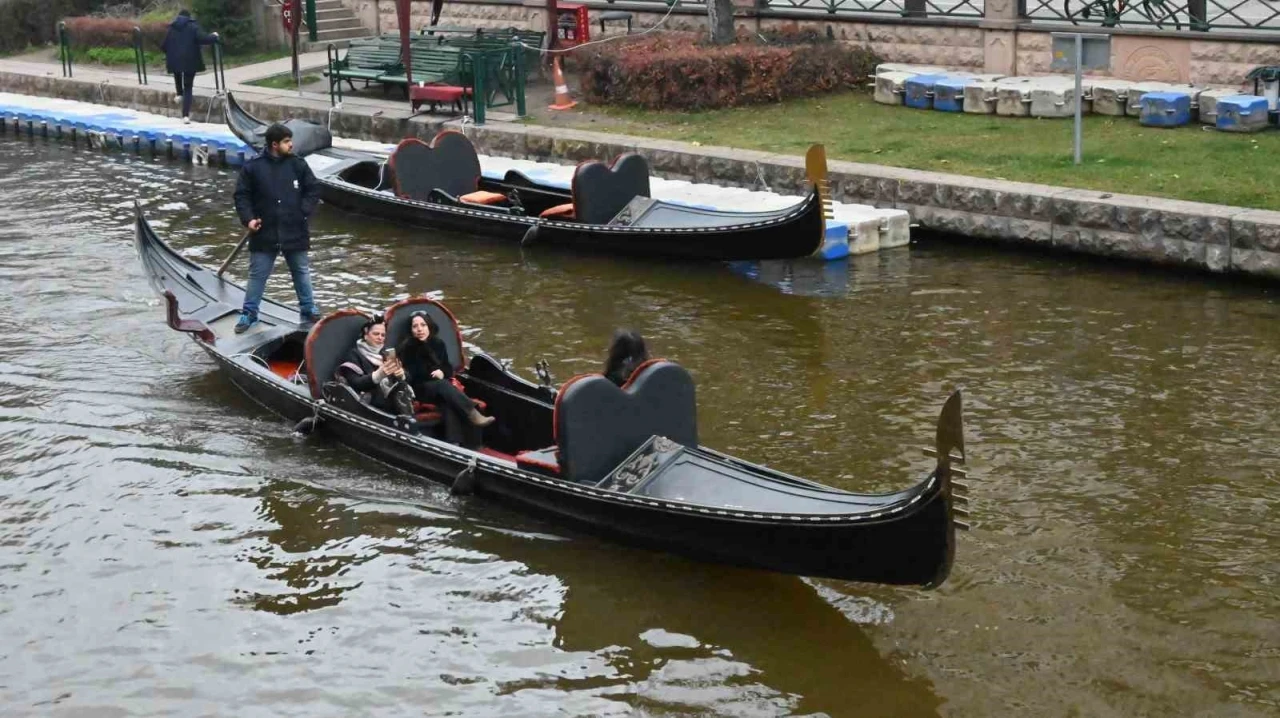 Dondurucu soğuklara rağmen gondol keyfi Eskişehir’in gezi rutininden çıkmadı
