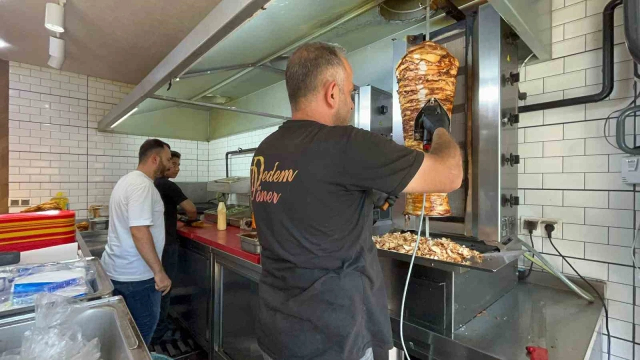 Dönerci ustası kavurucu sıcakta, ateş karşısında kafasına buz torbası koyarak serinlemeye çalıştı
