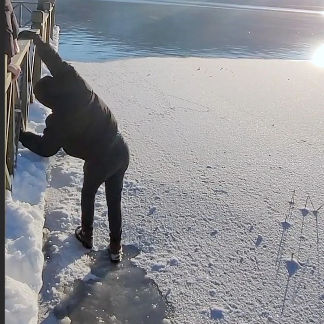 Donmuş g&ouml;lde buz kırıldı, suya d&uuml;şmekten son anda kurtuldu
