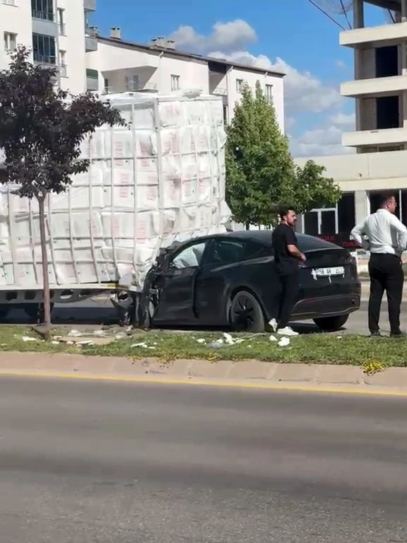 Dorseye &ccedil;arpan Tesla hurdaya d&ouml;nd&uuml;: 1 yaralı
