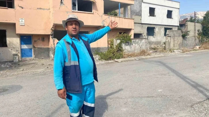 D&ouml;rt bir yani enkaz yığınına d&ouml;nen mahallede m&uuml;cadelesini s&uuml;rd&uuml;r&uuml;yor
