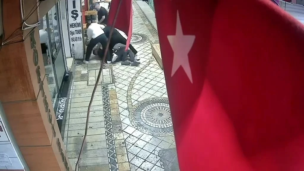 D&ouml;rt kişi tarafından &ouml;ld&uuml;resiye darbedildi: Olay anı kameraya yansıdı
