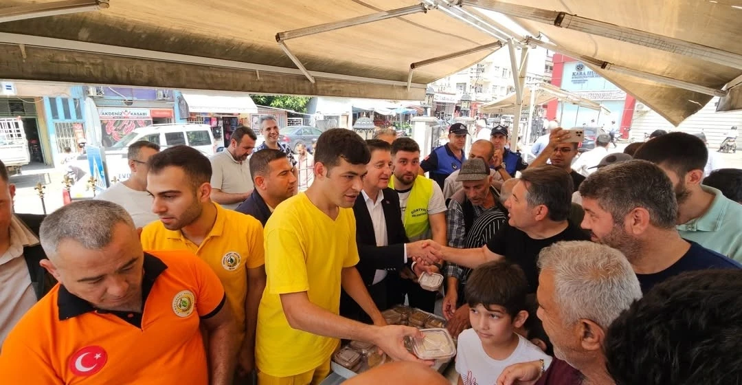 Dörtyol’da orman yangınında şehit düşen kahramanlar için helva dağıtıldı
