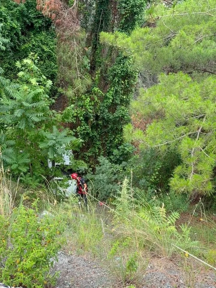 D&ouml;rtyol&rsquo;da u&ccedil;urumdan u&ccedil;an otomobilin s&uuml;r&uuml;c&uuml;s&uuml; yaralandı
