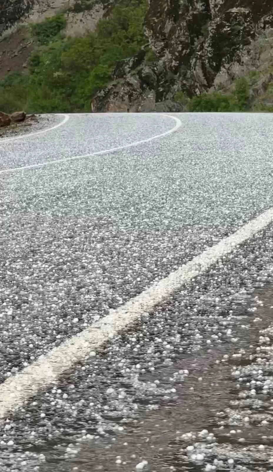Doski Vadisi’nde misket büyüklüğünde dolu yağdı
