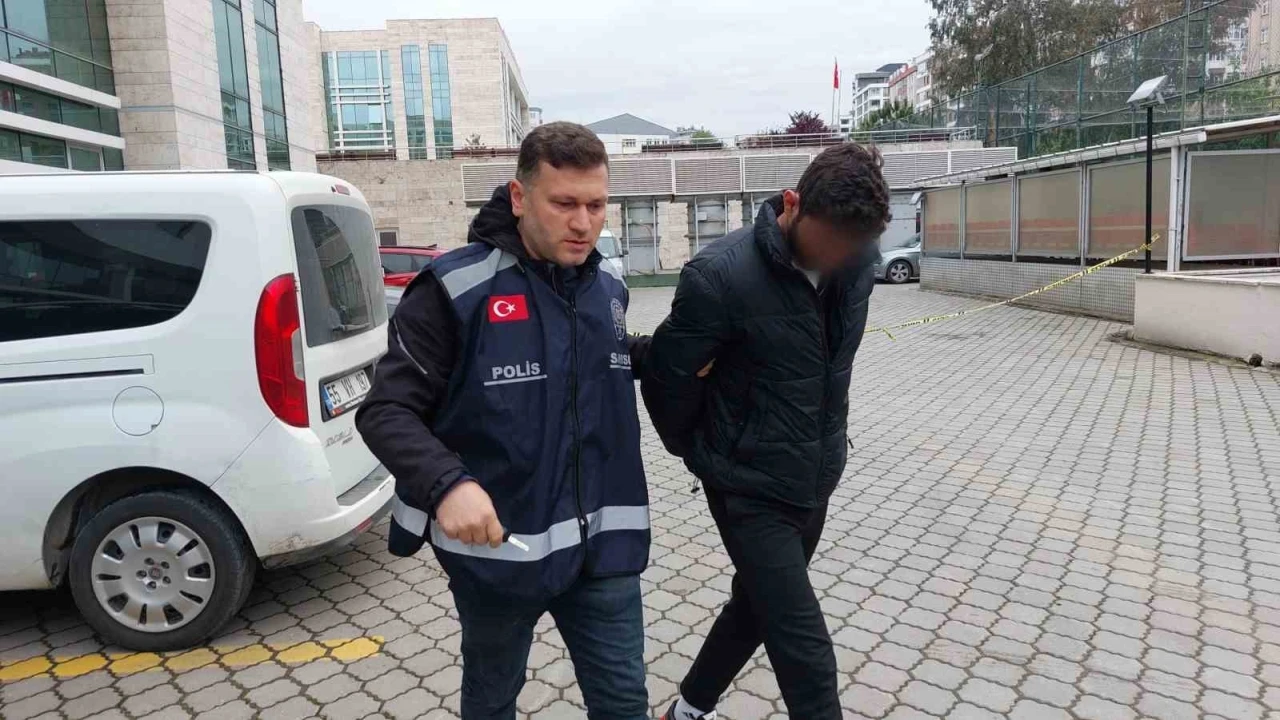 Döviz bozdururken takip edip pastanede çantasını kapkaçla çaldı
