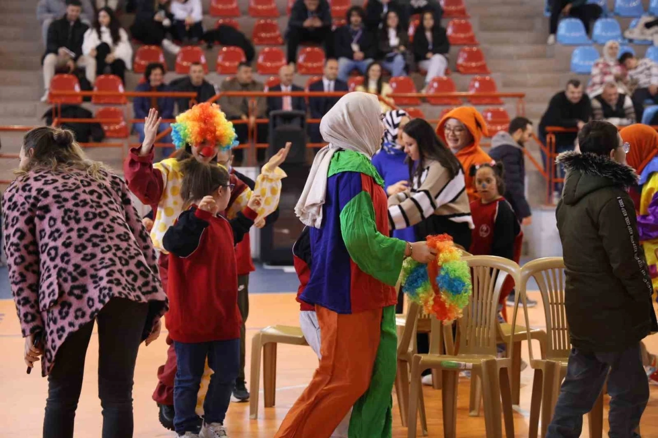 Down sendromlu çocuklar şenliğinde buluştu
