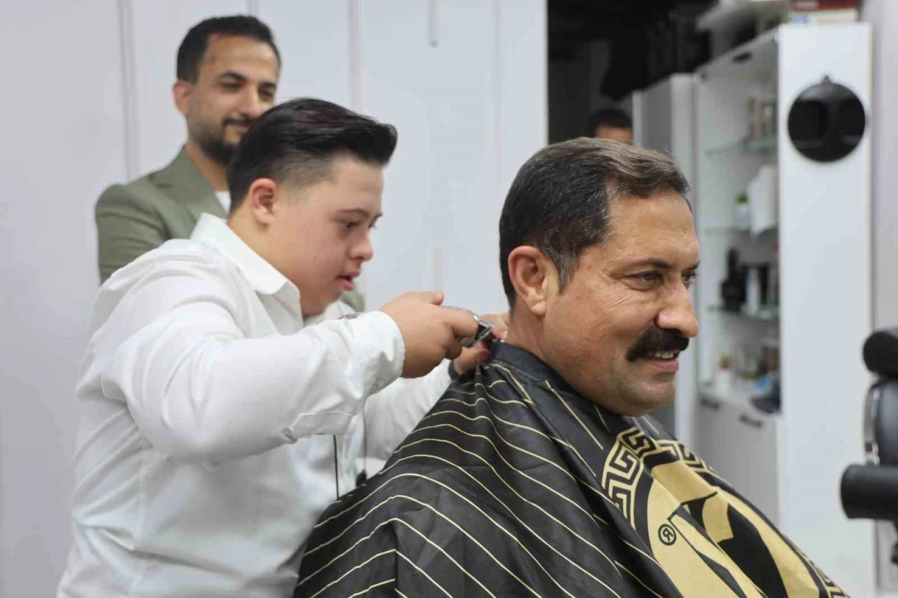 Down sendromlu kuaför Şükrü’den Vali Masatlı’ya yürek ısıtan tıraş
