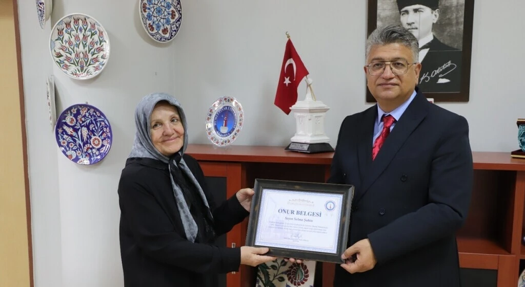 DPÜ Rektörü Kızıltoprak’tan, 72 yaşındaki MYO Mezunu Selma Şahin’e onur belgesi
