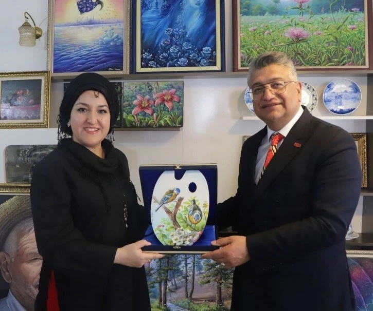 DPÜ Rektörü’nden Ressam Dilek Kocaman Yılmazer Atölyesi’ne ziyaret
