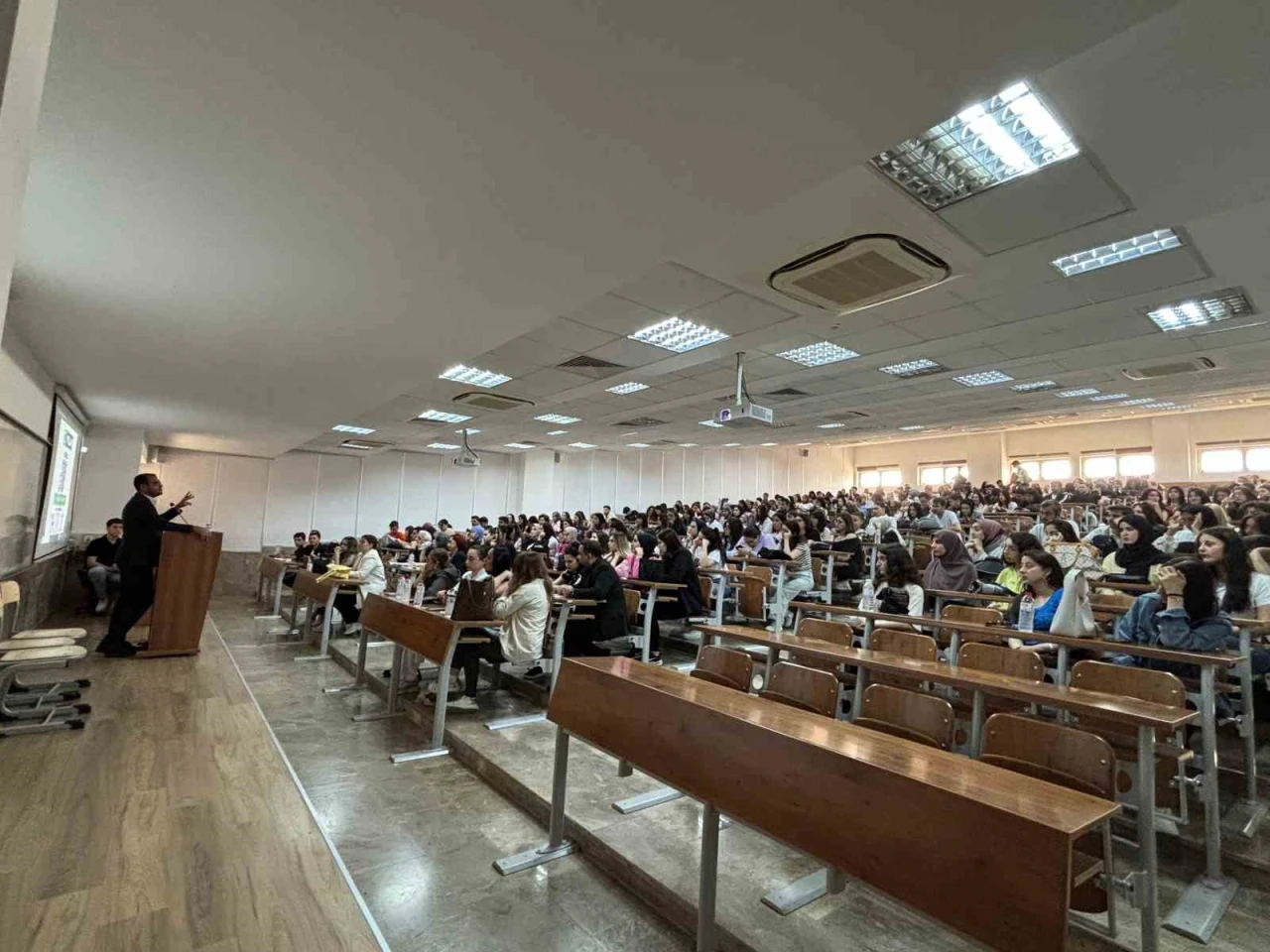 Dr. Yıldırım: &quot;Türkiye’de bireylerin internette vakit geçirme süresi 7.6 saat&quot;
