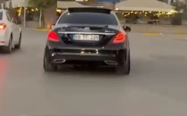 Drift atan sürücünün tehlikeli yolculuğu kamerada
