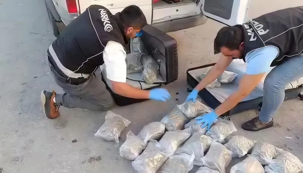 Dronla takip edilen minibüsten 35 kilo uyuşturucu çıktı
