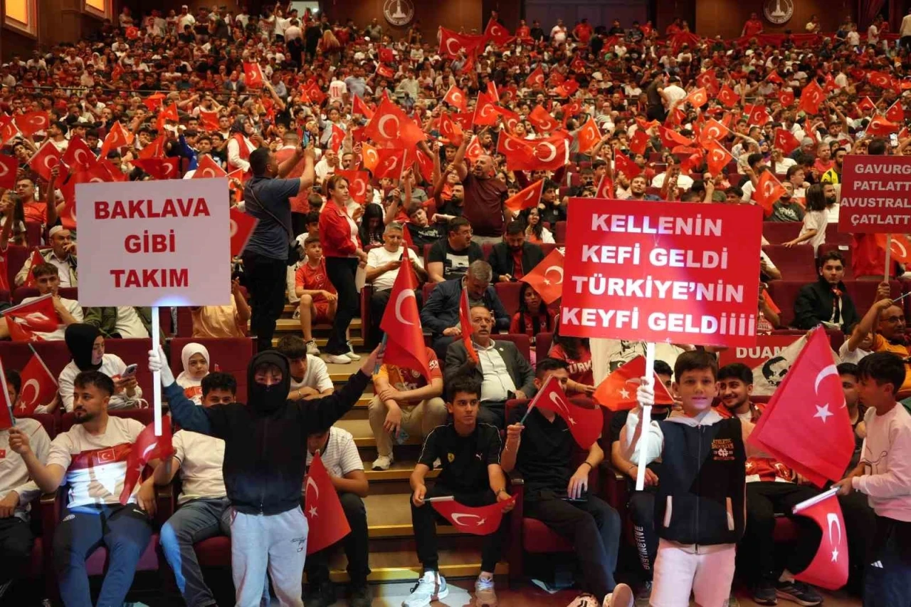Dualarla milli takıma destek olundu, dev ekranda ma&ccedil; heyecanı yaşandı
