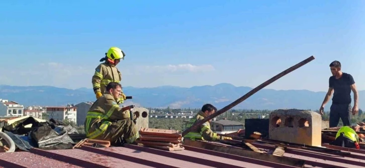 Dubleks evdeki &ccedil;atı yangınını, ateş savaş&ccedil;ıları s&ouml;nd&uuml;rd&uuml;
