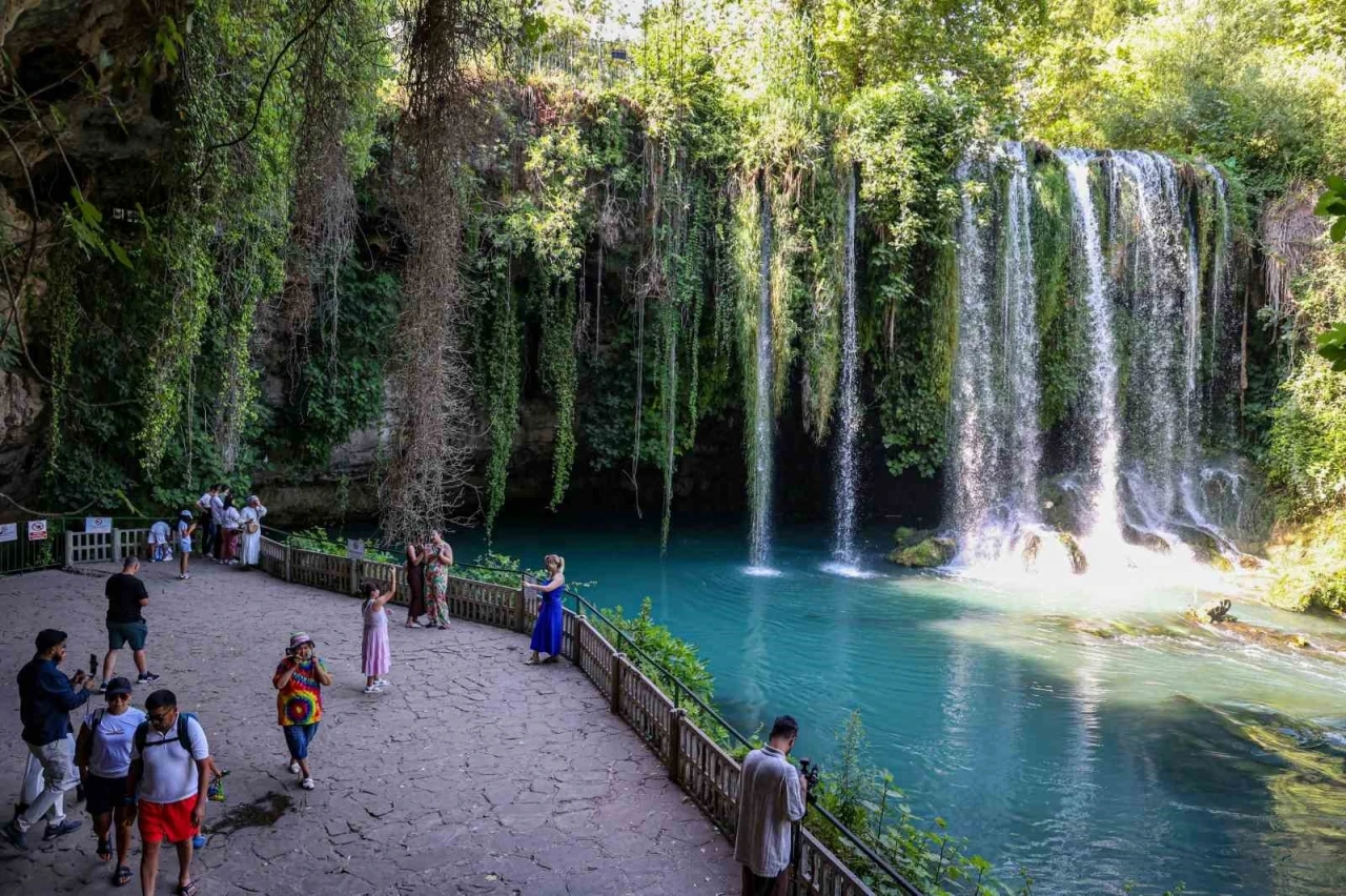 D&uuml;den Şelalesi sıcak Antalya g&uuml;nlerinde ziyaret&ccedil;ilerine serin mola mekanı oldu
