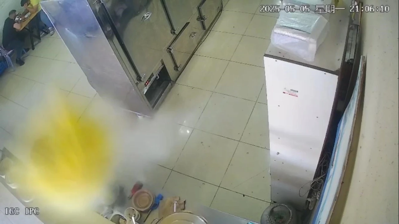 Düdüklü tencere patladı, lokanta çalışanı saniyelerle kurtuldu: O anlar kamerada
